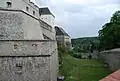 Graben der Burg Forchtenstein, rechts die Kontreeskarpemauer
