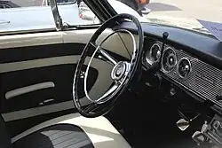 Ford 17 M von 1961: Sicherheits­lenk­rad mit „ver­senkter“ Nabe