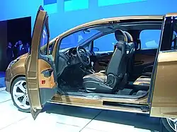 Einstieg bei geöffneten Türen