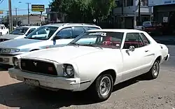 Sinnbild der Malaise: Entwicklung vom Ford Mustang I (bis 1973, links) zum Mustang II (ab 1974, rechts)