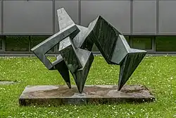 Großplastik Formentfaltung, 1957, Bronze, 240 × 310 × 200 cm, Freiburg, Mozartstraße