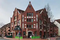 Eingangsgebäude mit Pförtnerhaus (links)