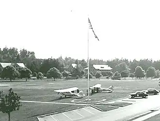 Amerikanische Flugzeuge vom Typ L-19 auf dem Paradeplatz von Fort Worden (1951)