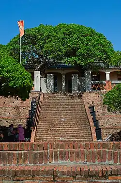 Treppen führen hoch zu einem roten Gebäude im Fort Zeelandia