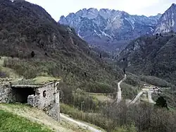 Beobachtungsstand mit Blick auf den Feuerbereich Ponte Verde und Passstraße