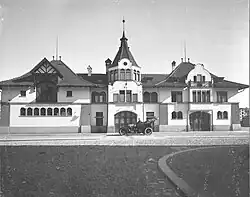 Schlossartiges Stallgebäude.