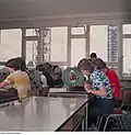 Schüler des VEB Keramische Werke Hermsdorf (KWH) in Thüringen, DDR, 1977. Mit Helmholtzspule. Variometerversuch ?