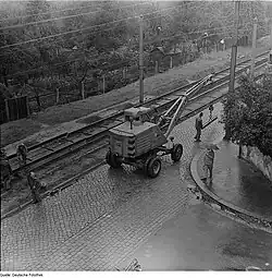 T 172 beim Straßenbahngleisbau in Dresden (1969)