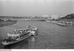 Luxusmotorschiff Friedrich Engels vor der Carolabrücke
