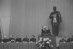 Bronzekopie des Berliner Denkmals auf der Leipziger Geburtstagsfeier für Stalin im Dezember 1952, am Pult Karl Schirdewan