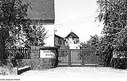 Die Einfriedung und der Mühlenturm im Hintergrund, 1975 (Aufnahme:&nbsp;Günter Rapp)