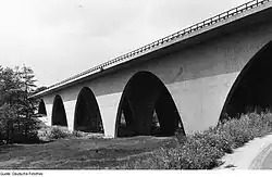 Wiedererrichtete Autobahnbrücke