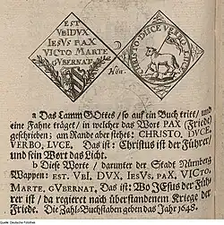 Eine alte Buchseite mit der Abbildung von Vorder- und Rückseite einer quadratischen Münze. Links zeigt die Münze fünf Zeilen lateinischen Text, darunter ein Wappen mit Zweigen. Rechts ist ein Lamm mit einer Fahne abgebildet, das auf einer aufgeschlagenen Bibel steht