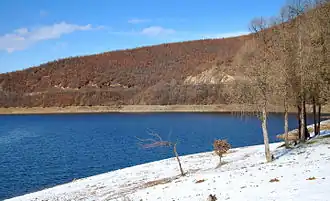 Der Batllava-See im Winter