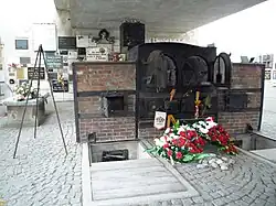 Krematoriumsofen mit Gedenktafeln