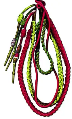 Ebenso sind die französische „Fourragères“ (Achselschnüre) aus einem Strang geflochtene Zöpfe.