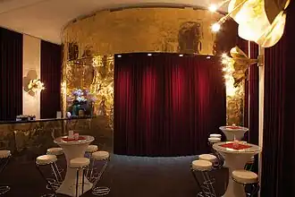 Stehtische mit Barhockern, hier im Foyer eines Klein­kunst­theaters in München