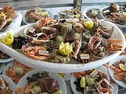 Verzehrfertige Meeres­früchte in Étretat, Normandie/­Frankreich