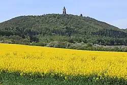 Das Kyffhäuserdenkmal thront über der Landschaft