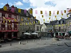 Häuser bei der Basilika Notre-Dame