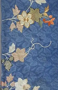 Rinzu (gemusterte Seide), gefärbt mit blauem Grund und Shibori-Mustern (Batik) und Goldstickerei