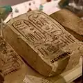 Kalksteinblock mit Thron- und Eigennamen von Ramses&nbsp;II. und dem Namen des Nebwenennef
