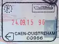 Ausreisekontrollstempel aus Frankreich vom Caen Ouistreham Fährhafen. Die Ausreise erfolgte mit der Fähre (siehe rechts oben).