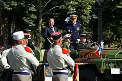 Präsident François Hollande und Admiral Édouard Guillaud im Command Car bei der Abnahme der Militärparade in Paris am 14. Juli 2013
