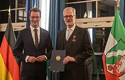 Prof. Dr. Dr. Frank Schneider zusammen mit NRW-Ministerpräsident Hendrik Wüst bei der Übergabe des Bundesverdienstkreuzes am Bande im November 2022.