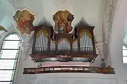 Orgel im Chorraum