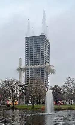 Kurz nach Zündung der Sprengladung in der 17. Etage. Auf dem Dach schießen die Wasserfontänen hoch.
