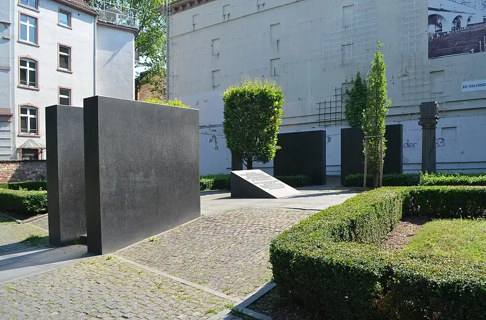 Erinnerungsstätte auf dem Vorplatz