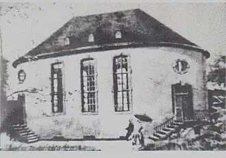 Französisch-reformierte Kirche in Bockenheim (1768 bis 1806), Gemälde von Peter Woltze 1860–1925 (entstanden um 1906, das historisierende Aquarell zeigt einen früheren Zustand)
