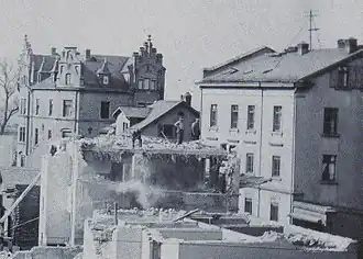 Abrissarbeiten in der Häusergasse. Häusergasse 10 links im Hintergrund (1944)
