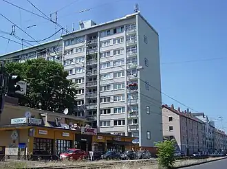 Bar und Restaurant „Bockenheimer Schlößchen“ vor Hochhaus (2013)