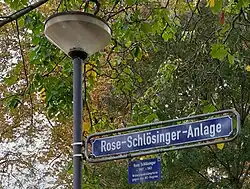 Straßenschild der Rose-Schlösinger-Anlage in Frankfurt