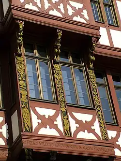 Geschweifte Andreaskreuze in Fensterbrüstungen (Haus Großer Engel am Römerberg in Frankfurt am Main, Rekonstruktion)