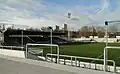 Das Stadion mit der alten Haupttribüne (links im Bild)