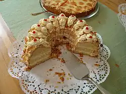 Frankfurter Kranz auf einer Tortenunterlage aus Papier[4]