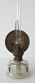 Französische Petroleumlampe mit Kosmosbrenner und Reflektor mit Wandhalterung, Ende 19.&nbsp;Jahrhundert