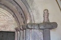 Kämpfer und Fratzenkapitell