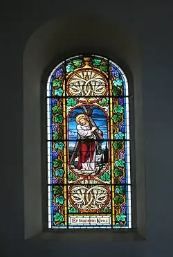 Dieses Fenster zeigt Jesus mit dem Kreuz auf dem Weg zur Kreuzigung