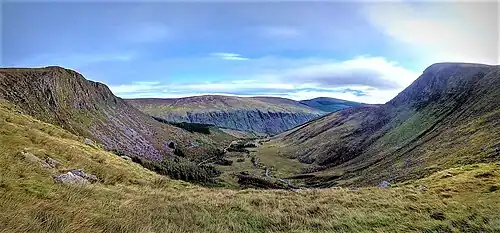 Blick durch Fraughan Rock Glen zum Lugduff