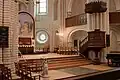 Blick aus einem Seitenschiff zur Kanzel