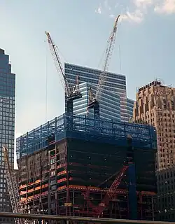 Einsatz zweier Kräne mit Nadelausleger beim Bau des One World Trade Center in New York (Aufnahme vom Juli 2010)