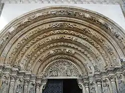 Geometrisch und figürlich verzierte Archivolten an der „Goldenen Pforte“ des Freiberger Doms