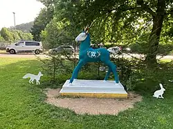 Beschäftigte der FVA bemalten das Freiburger Holbeinpferdle in der Nähe des Hauptgebäudes in der Wonnhalde zum 150-jährigen Bestehen in den Farben der FVA.