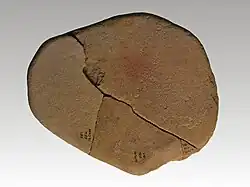 Sandsteinplatte mit Rötelauftrag