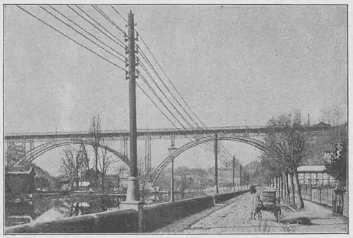 2 × 120&nbsp;V-Freileitung mit Ölisolatoren entlang der Aare