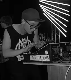 Frej Larsson mit Maskinen-Shirt